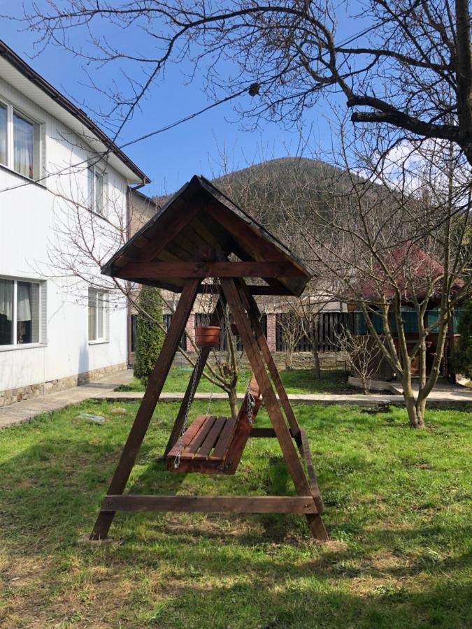 Садиба Диво Квітка Tatariv Exterior foto